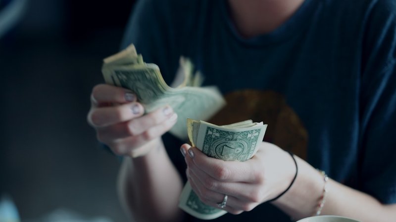 現金を数える人の手元