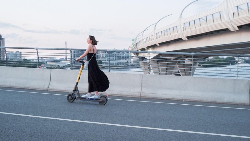 出前館の配達パートナーが稼働する街中のイメージ