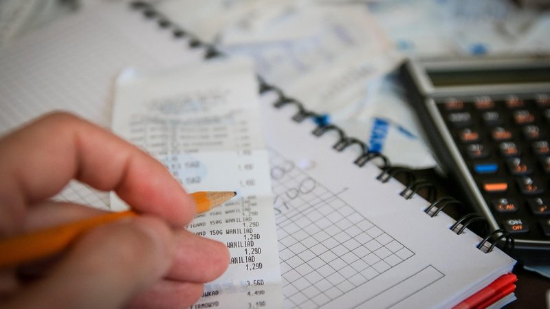 レシートと電卓で料金を計算するイメージ