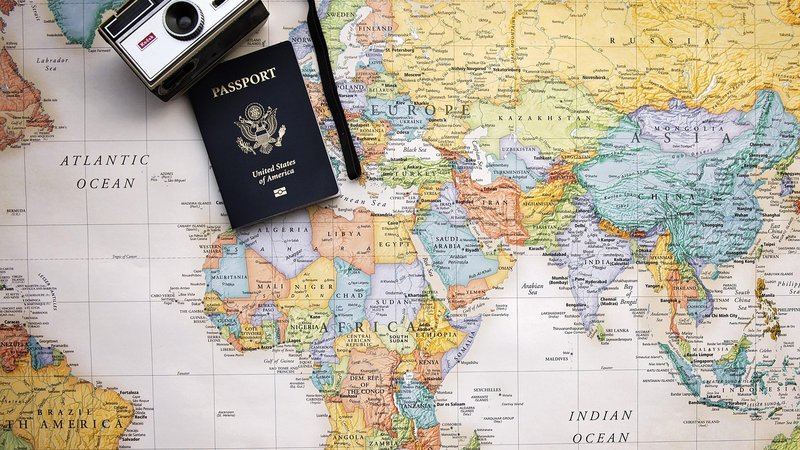 スマートフォンの地図アプリで配達ルートを確認するイメージ