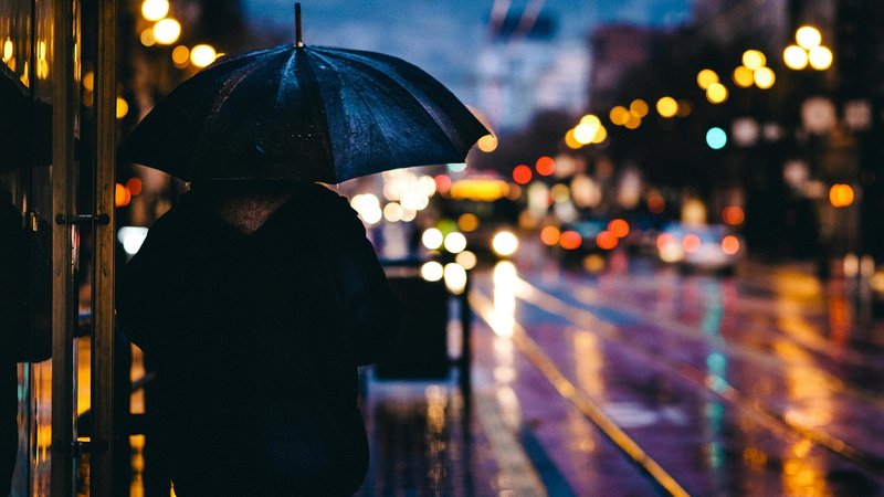 雨の日に配達するイメージ