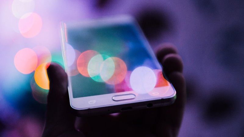 複数のフードデリバリーアプリを見比べるスマートフォンのイメージ