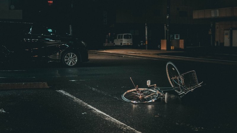 自転車配達中の事故を想定した安全確認のイメージ