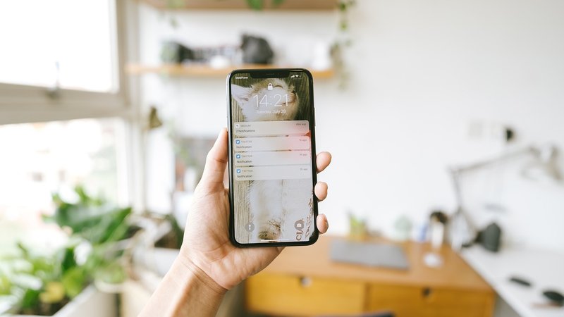 配達パートナーが依頼の通知を待つスマートフォン画面