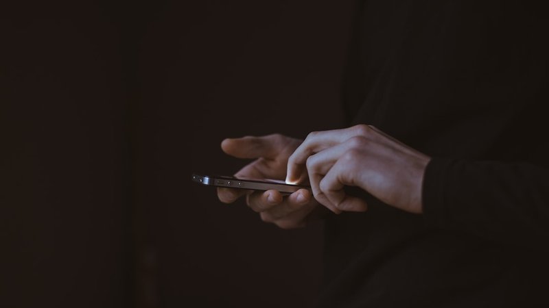 スマートフォンでアプリを切り替える手元のイメージ