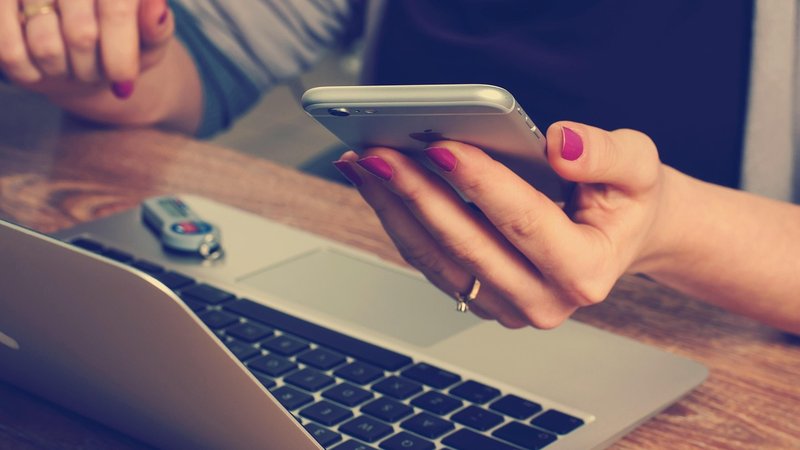 スマートフォンでニュースの通知を確認する様子のイメージ