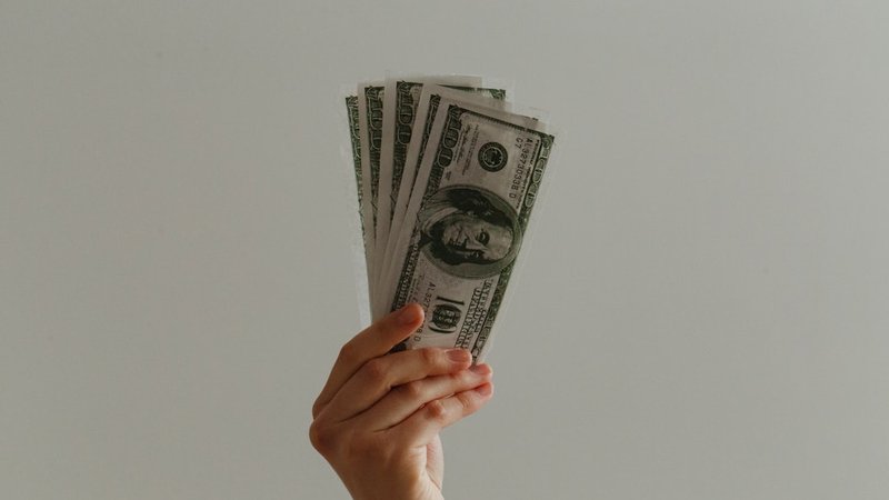 現金でのやり取りをイメージする配達の様子