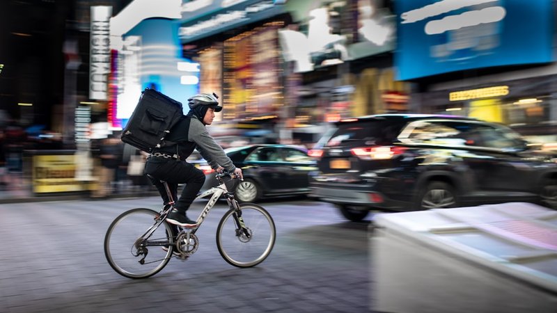 ランチタイムに配達へ向かう自転車のイメージ