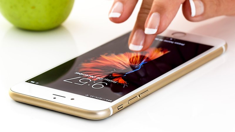 スマートフォンでスケジュールを確認するイメージ