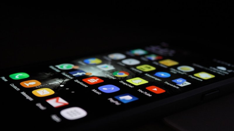 スマートフォンでアプリの店舗一覧を検索する様子