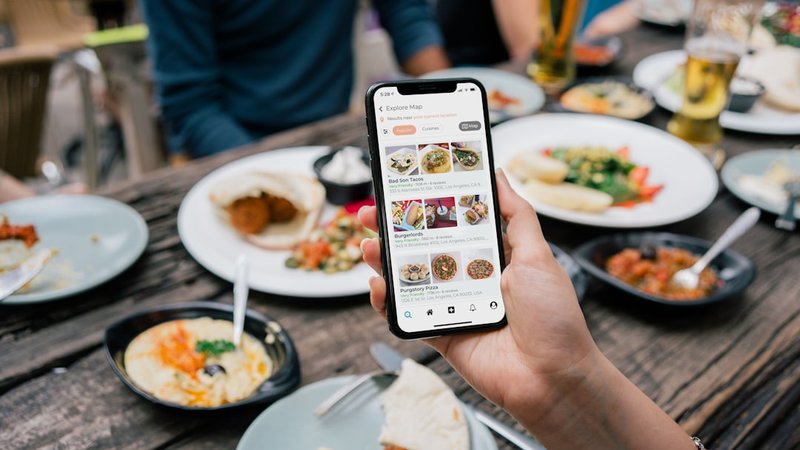 Uber Eatsアプリで注文する様子