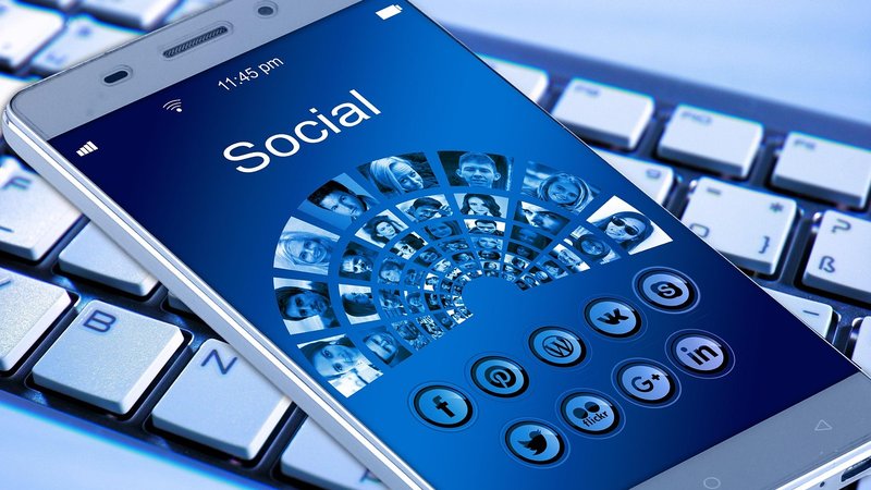 レストランの料理をスマートフォンで注文するイメージ
